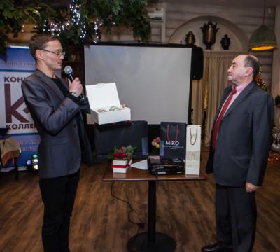 Брэнд менеджер компании   «МIKO Premium Tastes»   П.Ерофеев вручает подарок Ю.Раскину