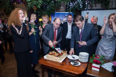 Торжественная процедура коллективного разрезания новогоднего торта с символикой сообщества