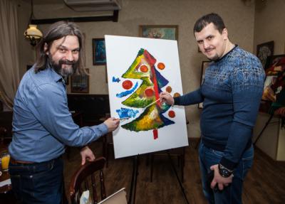 Рисуем елочку. Коллега А.Полков и художник А.Ваулин (справа налево)