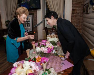 Коллега Т.Чернышева (слева) и г-жа Флоранс. Создание цветочных композиций  от компании «Фея  розы» (классические и романтические душистые розы)