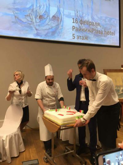 Итальянец, шеф-повар Отеля «Райкин Plaza» вносит в зал огромный торт с картой Италии