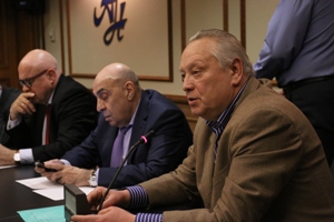 Президент Английского клуба О. Матвев представляет спикеров мероприятия (справа)