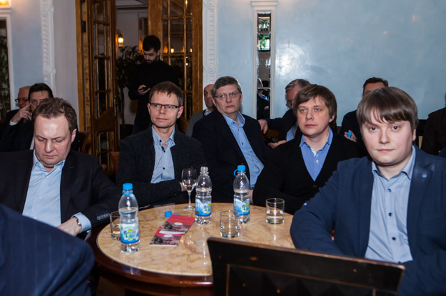 Коллеги И.Аксенов, М.Тарабаничев, М.Быков, Е.Ямщиков и гость мероприятия (справа налево)