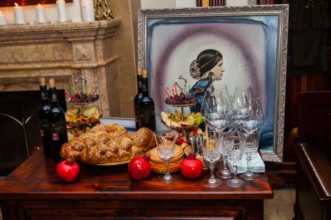 На мероприятии был накрыт специальный стол с традиционными угощениями в Рош ха-Шана: яблоки, мед, гранаты, хала, финики и, конечно, кошерное вино.