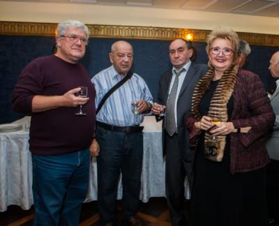 М.Урнов, Д.Зимин, Ю.Раскин, В.Сиротина (слева направо). Неформальное общение коллег в фуршетной зоне ресторана «Альковъ»
