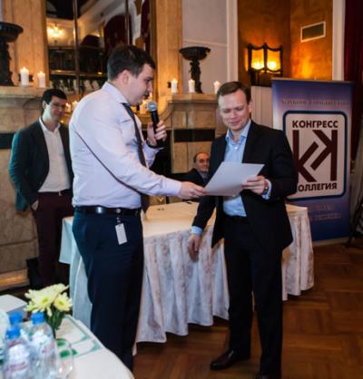 Коллега А.Родионов (слева)  вручает победителям акции компании "Фридом Финанс".
